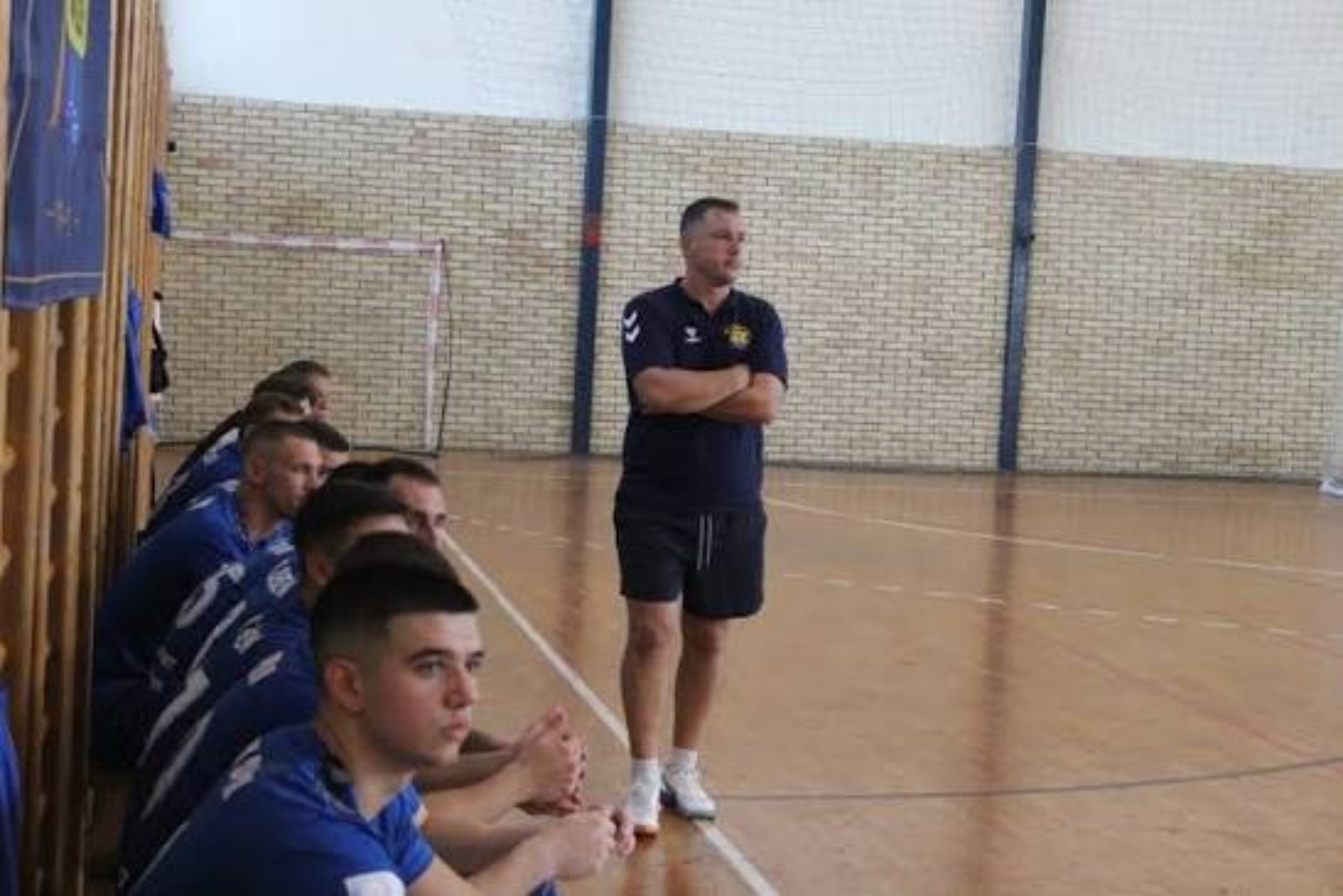Ante Franić, trener RK Opuzen, uz momčad u dvorani